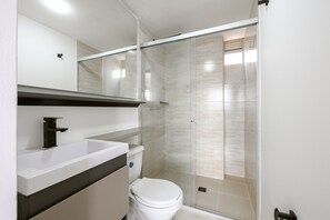 Shower, towels, soap, shampoo - Modern design & cozy apt in the heart of Laureles (Medellín)
