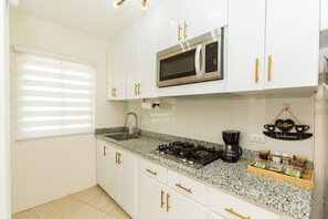 Refrigerador, microondas, parrilla de estufa y cafetera y tetera 