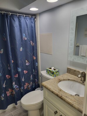 Dusche, Handtücher, Toilettenpapier