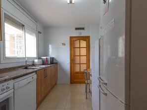Geladeira, micro-ondas, fogão, lava-louças