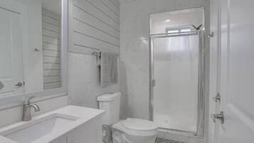 Douche, sĂšche-cheveux, serviettes fournies, savon