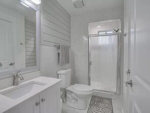 Een douche, een haardroger, handdoeken, zeep