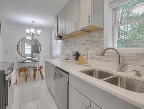 Cozy bungalow in the heart of Murfreesboro. Pet friendly. 