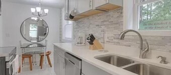 Cozy bungalow in the heart of Murfreesboro. Pet friendly. 