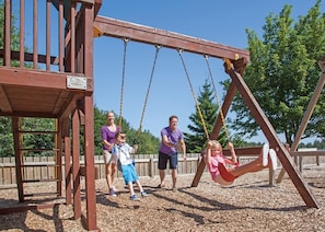 Enjoy a fun-filled day at this playground with a central beam and two suspended swings.