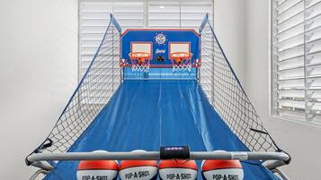 Televisión 49 pulgadas con canales de televisión digitales, libros