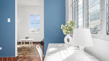 Televisión 49 pulgadas con canales de televisión digitales, libros