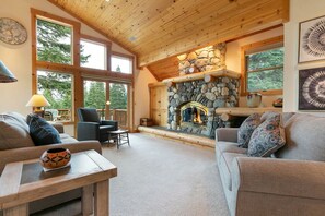 TV connectée, cheminée, lecteur de DVD, espaces bureaux