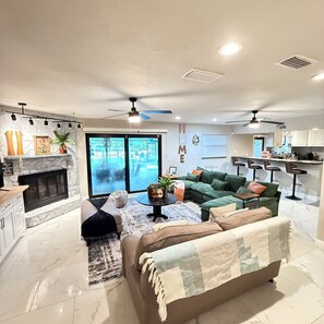 Een smart-tv, een open haard, tafelvoetbal en boeken