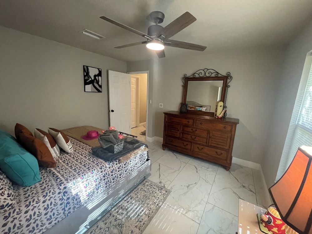 Pool Front lake private Lutz Vrbo