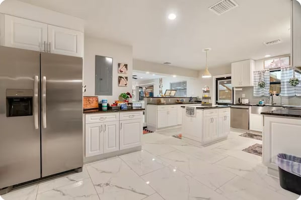 Geladeira, micro-ondas, fogão, cooktop