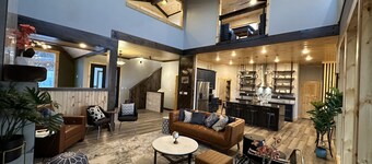 Oslo Mountainside Retreat + Hot Tub + Arcade + Million Dollar View Sleeps 24