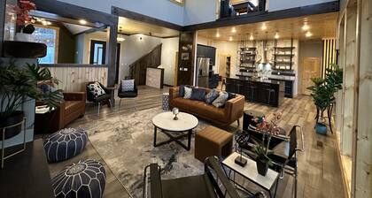 Oslo Mountainside Retreat + Hot Tub + Arcade + Million Dollar View Sleeps 24