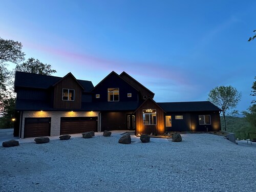 Oslo Mountainside Retreat + Hot Tub + Arcade + Million Dollar View Sleeps 24