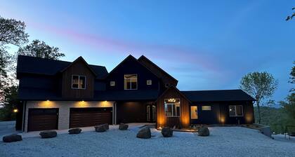 Oslo Mountainside Retreat + Hot Tub + Arcade + Million Dollar View Sleeps 24