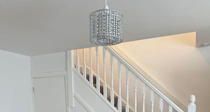 Home Sleeps5-Netflix-Parkg-Near City center/Etihad