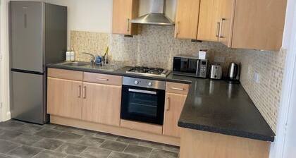 Home Sleeps5-Netflix-Parkg-Near City center/Etihad