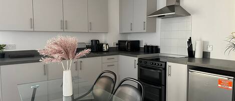 Kylskåp, mikrovågsugn, ugn och spishäll