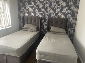 4 bedrooms, iron/ironing board, WiFi, bed sheets - 4 Bedroom House - Sleeps 6 - Garden, Bbq, Parking (Birmingham)