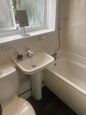Shower, towels - 4 Bedroom House - Sleeps 6 - Garden, Bbq, Parking (Birmingham)