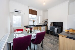 Fridge, microwave, oven, toaster - Captivating 2-Bed House in Blackburn (Blackburn)