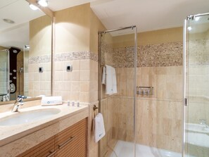 Dusche, Whirlpool, Haartrockner, Handtücher