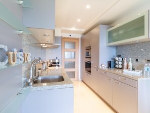 Kühlschrank, Mikrowelle, Ofen, Geschirrspüler