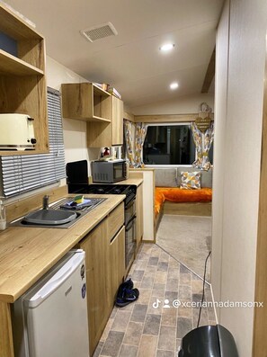 Een koelkast, een magnetron, een oven, een kookplaat