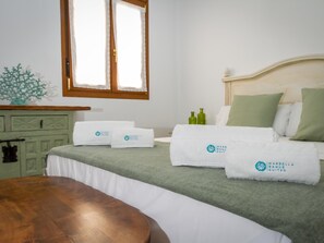 2 bedrooms, iron/ironing board, Internet, bed sheets