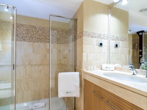 Dusche, Whirlpool, Haartrockner, Handtücher