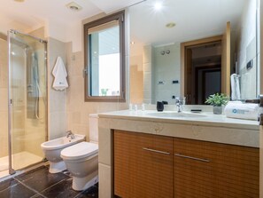 Chuveiro, banheira de hidromassagem, secador de cabelo, toalhas de banho