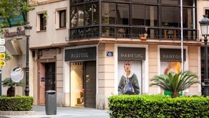 Ein Gebäude mit einer Schaufensterschild ‚PARFOIS‘.
