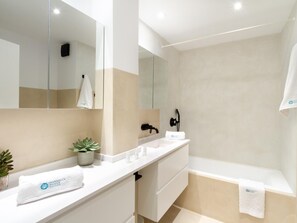 Douche, sèche-cheveux, serviettes fournies