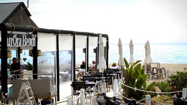 A beachside restaurant with outdoor seating and umbrellas, overlooking the sea. - Banus Playa Rocio Sea Views (Puerto Banús)