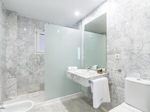 Douche, sĂšche-cheveux, serviettes fournies