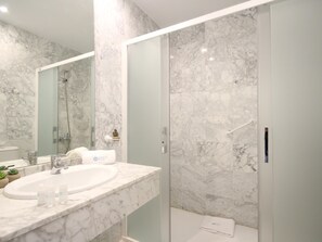 Douche, sèche-cheveux, serviettes fournies