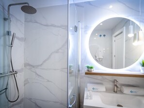 Dusche, Haartrockner, Handtücher