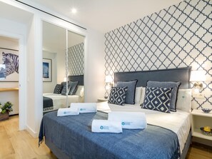 2 slaapkamers, een strijkplank/strijkijzer, internet, beddengoed