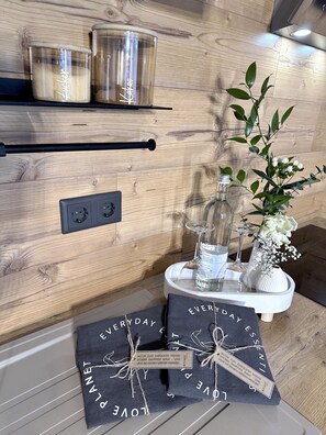 Dusj, hårføner, håndklær og såpe