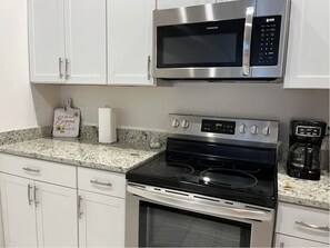 冷蔵庫、電子レンジ、オーブン、コンロ