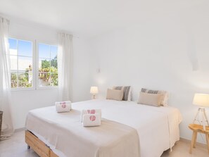 4 bedrooms, iron/ironing board, internet, bed sheets