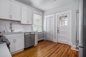 Micro-ondes, four, plaque de cuisson, lave-vaisselle