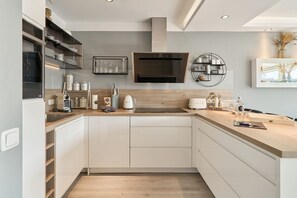 Fridge, oven, stovetop, dishwasher