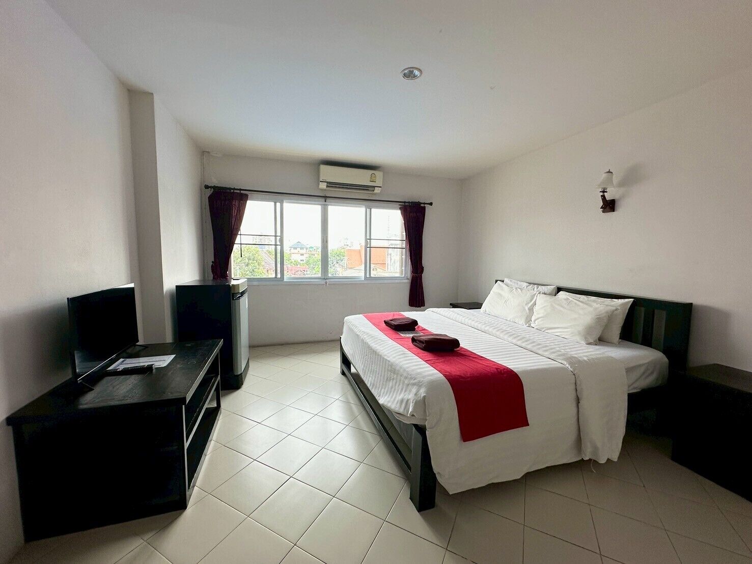 Desk, blackout curtains, free WiFi, bed sheets