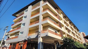 A multi-story building with balconies, a flat roof, and a clear blue sky. - Budget Stars Hotel (Chiang Mai)