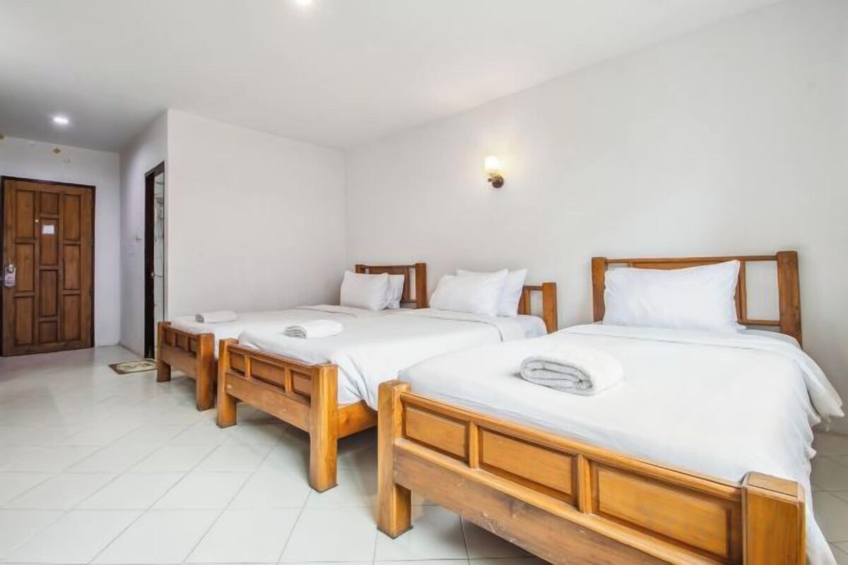 Desk, blackout curtains, free WiFi, bed sheets