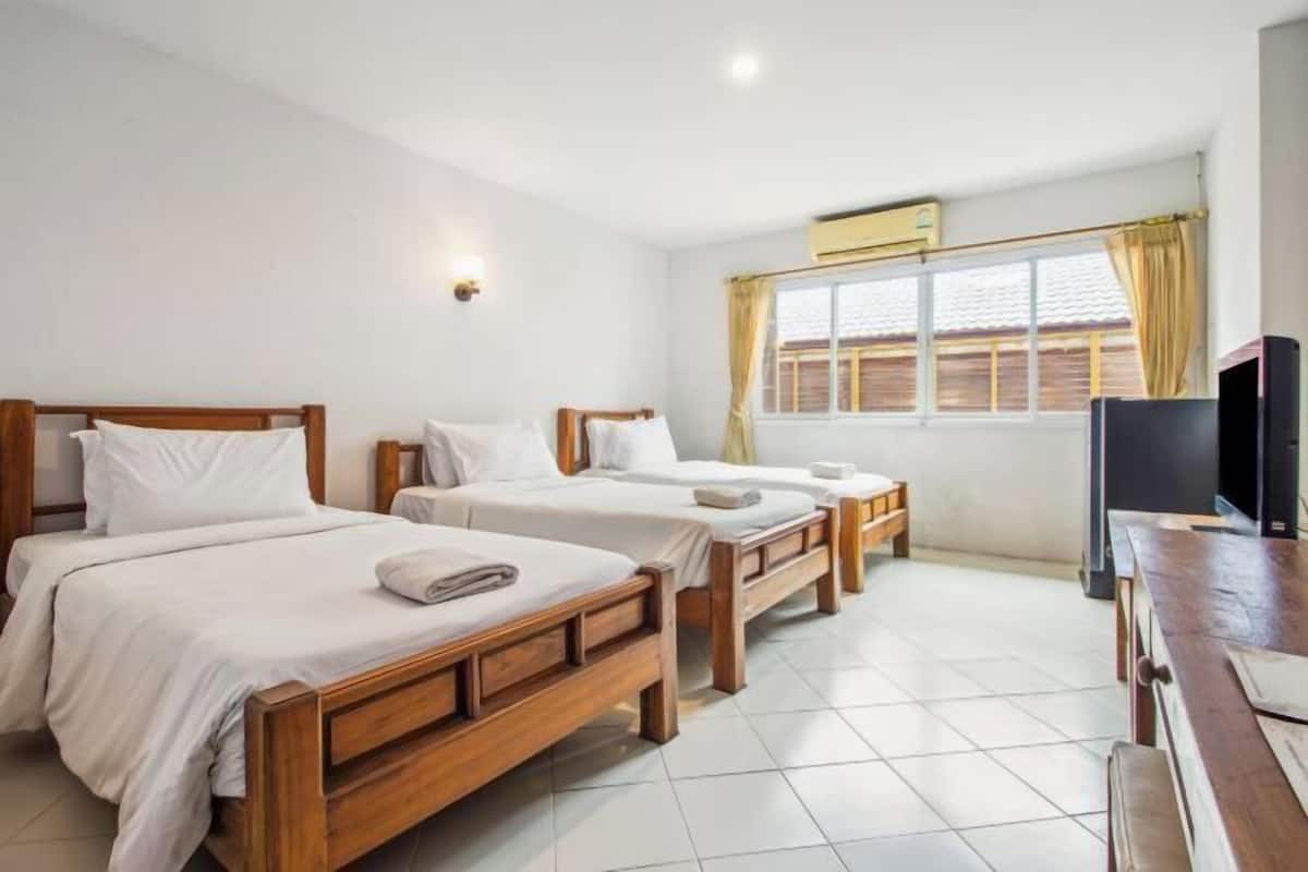 In-room safe, desk, iron/ironing board, free WiFi