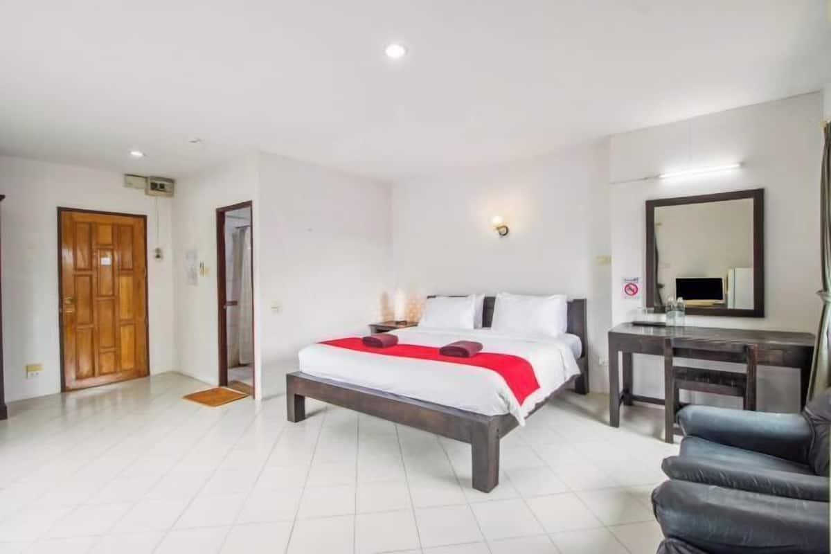 In-room safe, desk, iron/ironing board, free WiFi