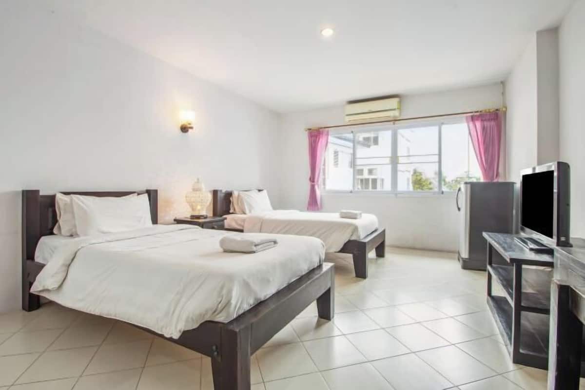 In-room safe, desk, iron/ironing board, free WiFi