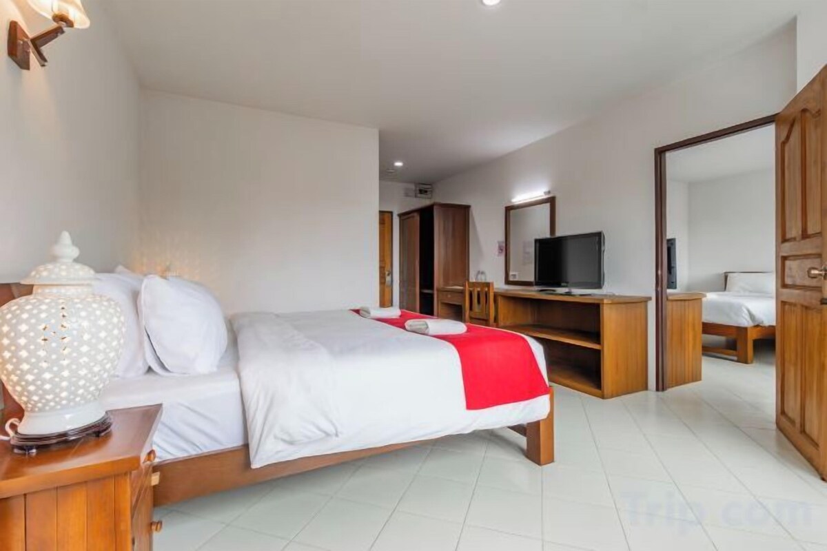 Desk, blackout curtains, free WiFi, bed sheets